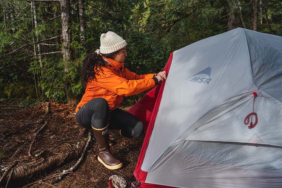 Errin's friend setting up the tent